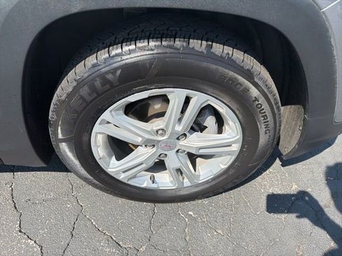 Used 2024 GMC Terrain SLE w/ Driver Convenience Package image 7