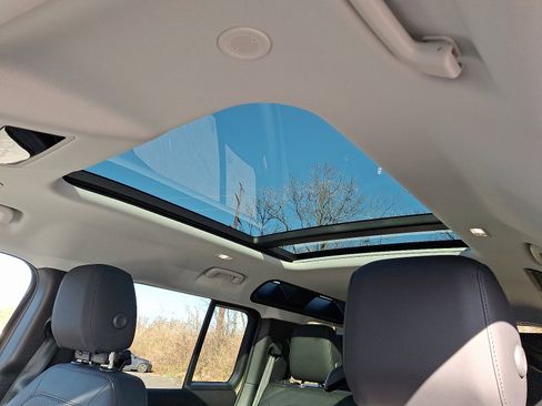 Used 2025 Land Rover Defender 110 S image 14