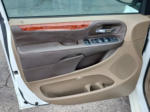 Used 2014 Chrysler Town & Country Touring FWD image 16