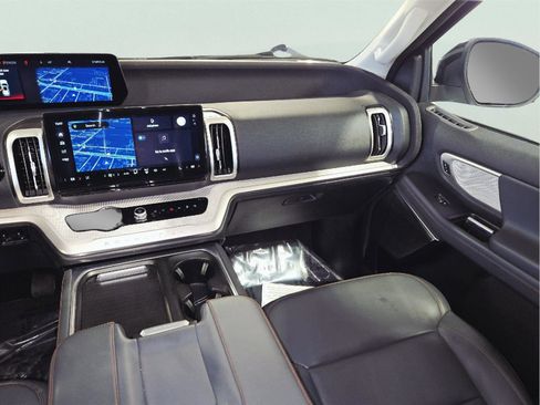 Used 2025 Ford Expedition Active image 14