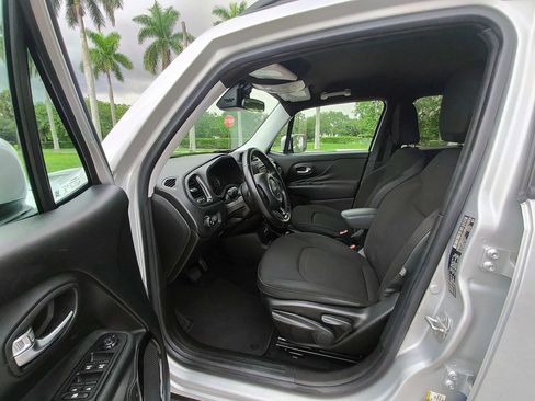 Used 2017 Jeep Renegade Altitude FWD image 5