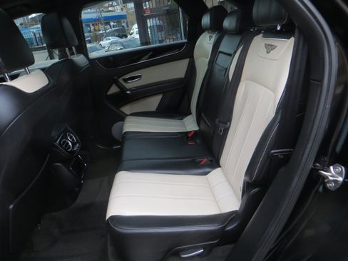 Used 2018 Bentley Bentayga image 24