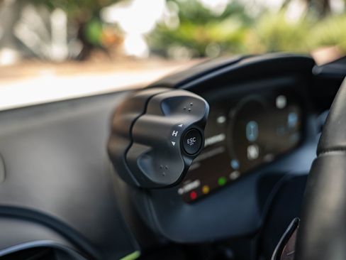 Used 2023 McLaren Artura image 19