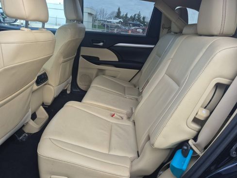 Used 2019 Toyota Highlander XLE AWD/4WD image 9