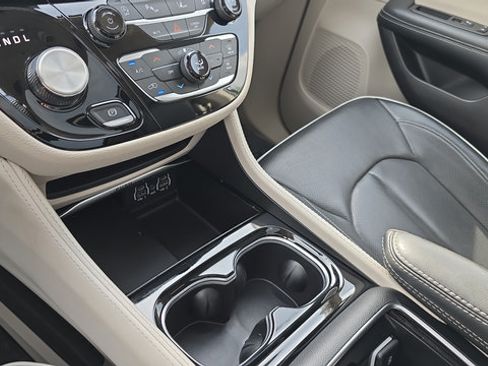 Used 2023 Chrysler Pacifica Limited AWD/4WD image 22