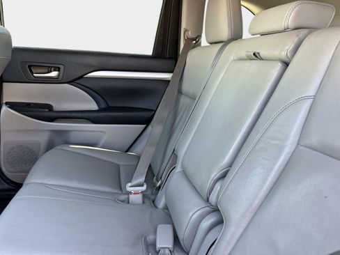 Used 2016 Toyota Highlander XLE image 12