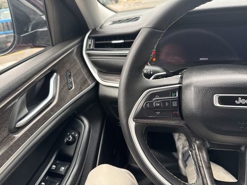 Used 2023 Jeep Grand Cherokee Limited AWD/4WD image 28