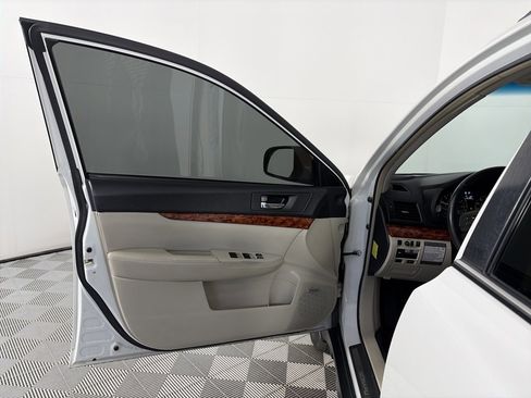 Used 2010 Subaru Outback 3.6R Limited image 10