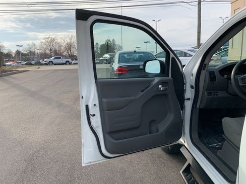 Used 2021 Nissan Frontier SV w/ Midnight Edition Floor Mats AWD/4WD image 11