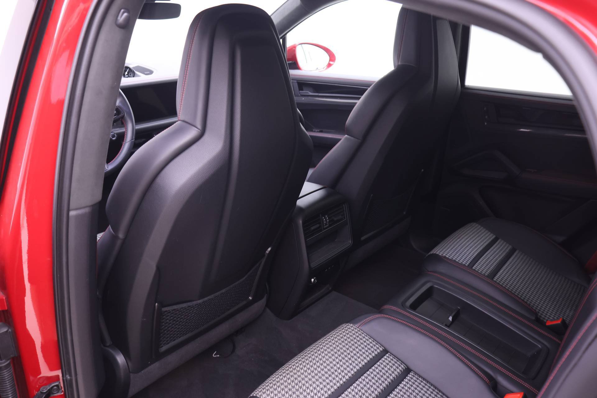 Certified 2025 Porsche Cayenne GTS AWD/4WD image 17