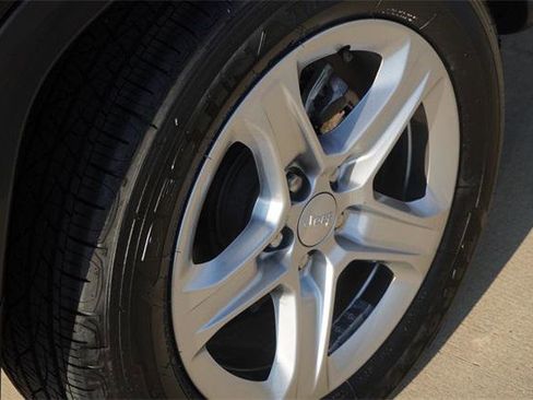 Certified 2023 Jeep Compass Latitude image 9
