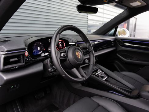 Used 2025 Porsche Macan Electric image 4