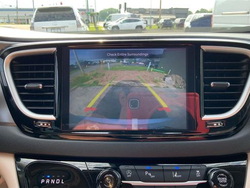 Used 2024 Chrysler Pacifica Touring-L FWD image 33