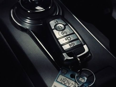 Used 2017 Ford Fusion SE w/ Fusion SE Technology Package image 38