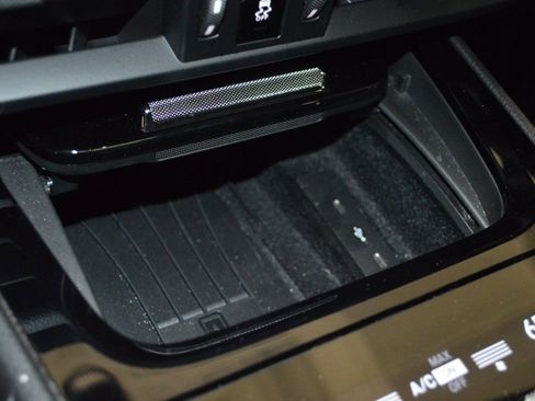 Certified 2025 Porsche Cayenne AWD/4WD image 29