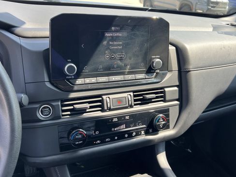Used 2023 Nissan Pathfinder S FWD image 8