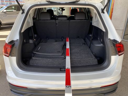Certified 2023 Volkswagen Tiguan SE w/ Panoramic Sunroof Package image 18