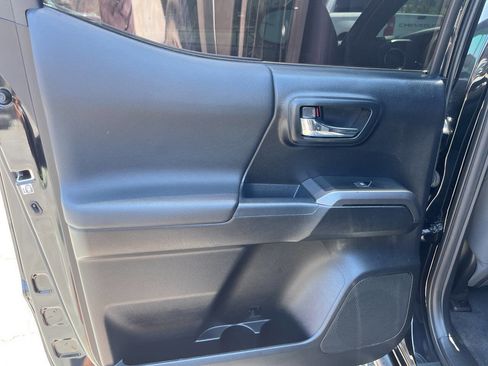 Used 2018 Toyota Tacoma TRD Off-Road image 20