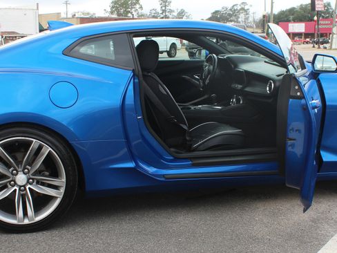 Used 2017 Chevrolet Camaro LT w/ RS Package image 9