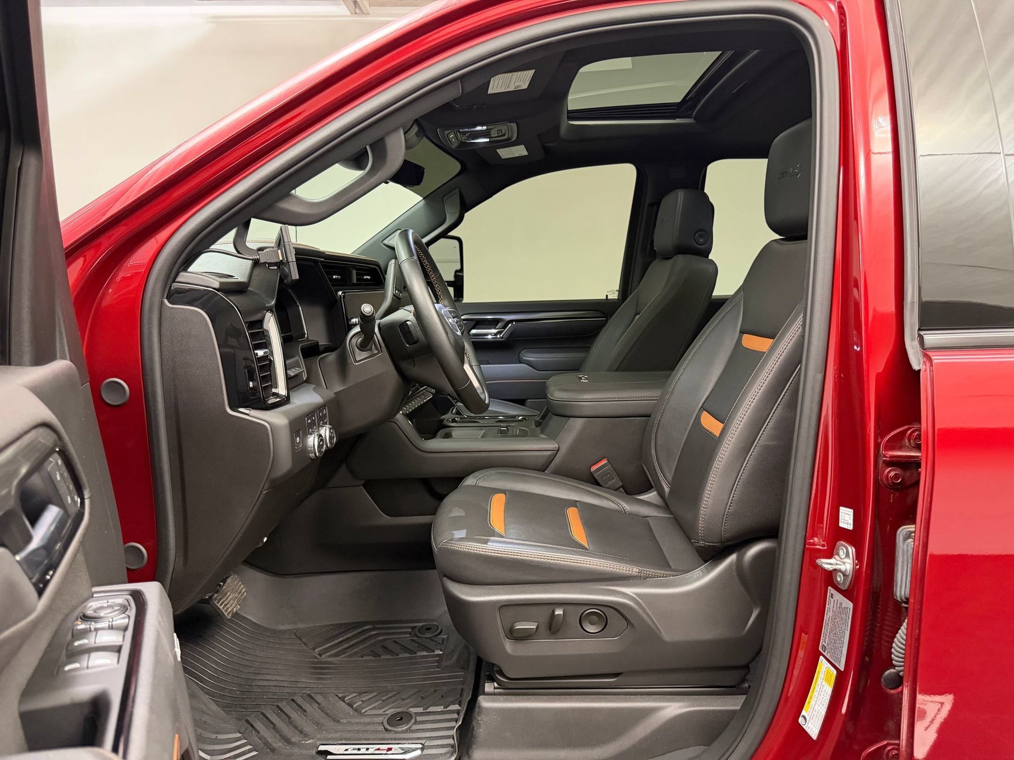 Used 2025 GMC Sierra 2500 AT4 w/ Technology Package AWD/4WD image 5