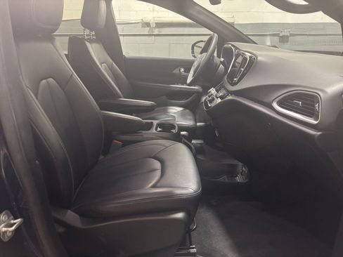 Used 2025 Chrysler Pacifica Select image 27