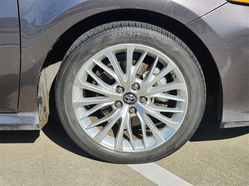 Used 2019 Toyota Camry XLE image 10