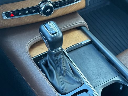 Used 2022 Volvo XC90 T6 Momentum w/ Climate Package image 18