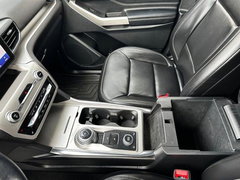 Used 2022 Ford Explorer XLT w/ Equipment Group 202A image 18