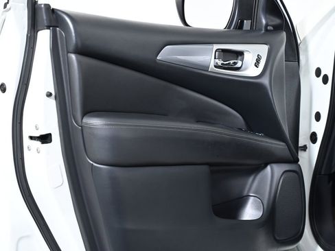 Used 2019 Nissan Pathfinder SL w/ SL Premium Package image 28