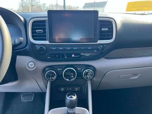 Used 2025 Hyundai Venue SEL image 12