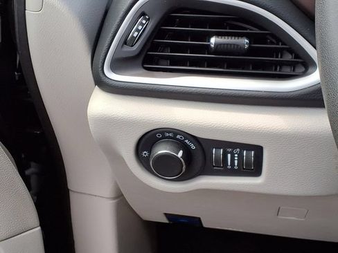 Used 2022 Chrysler Voyager LX FWD image 13