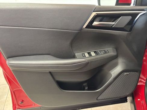 Used 2025 Mitsubishi Outlander SE FWD image 3