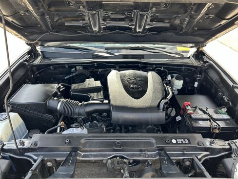 Used 2019 Toyota Tacoma TRD Sport AWD/4WD image 13