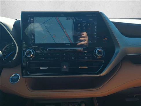 Used 2021 Toyota Highlander Platinum image 11