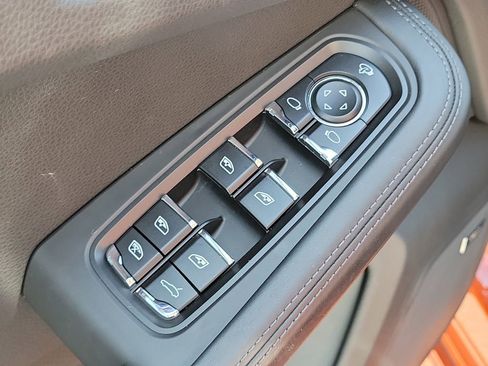 Certified 2024 Porsche Macan AWD/4WD image 27