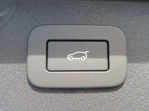 Used 2023 Land Rover Discovery Sport S image 24