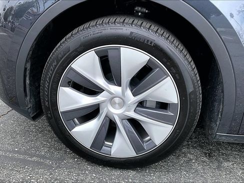 Used 2024 Tesla Model Y Long Range AWD/4WD image 12