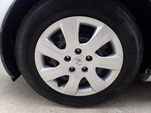 Used 2010 Toyota Camry LE image 33