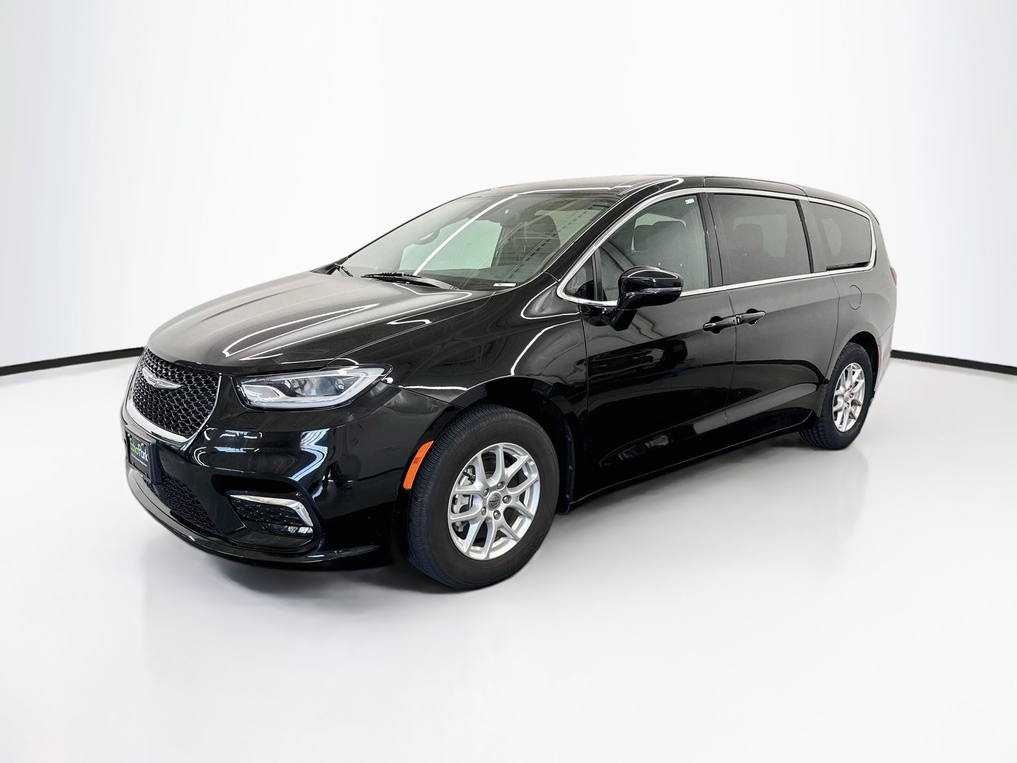 Used 2025 Chrysler Pacifica Select FWD image 3