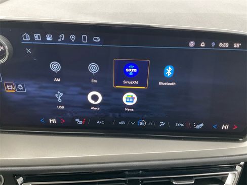 Used 2025 Chevrolet Traverse LT image 19