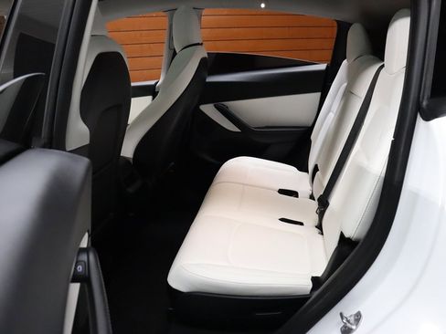 Used 2021 Tesla Model Y Long Range image 36