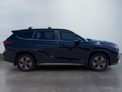 Used 2023 Toyota Highlander Bronze Edition AWD/4WD image 4