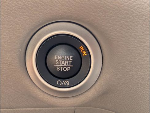 Used 2023 Chrysler Pacifica Touring-L FWD image 7