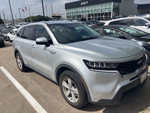 Used 2022 Kia Sorento LX FWD image 2