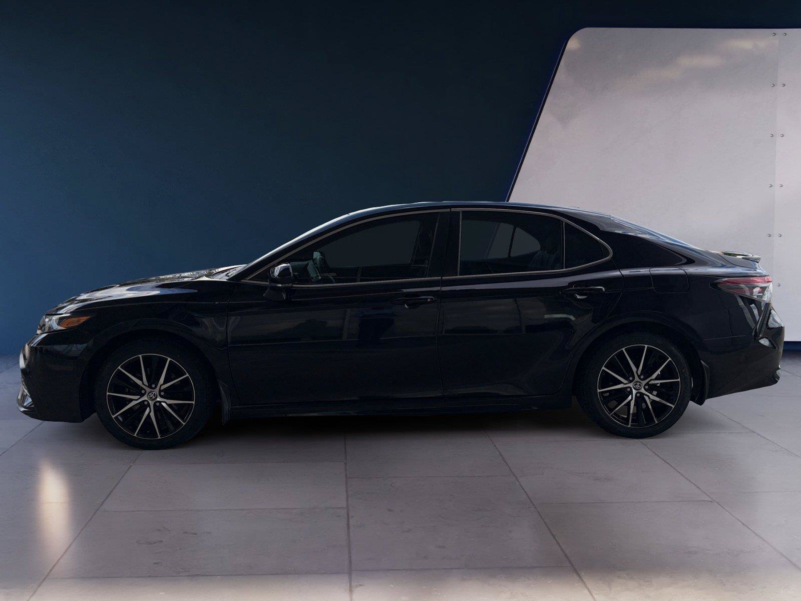 Used 2022 Toyota Camry SE FWD image 2