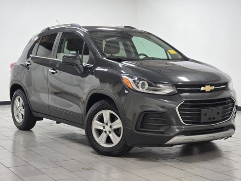 Used 2020 Chevrolet Trax LT w/ LT Convenience Package image 2