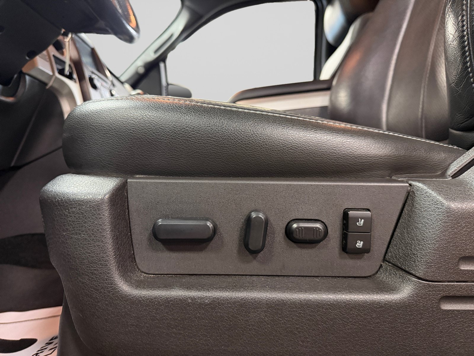 Used 2014 Ford F150 Lariat w/ Equipment Group 502A Luxury AWD/4WD image 37