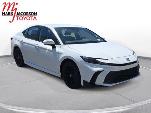 Used 2025 Toyota Camry SE w/ Convenience Package FWD image 3