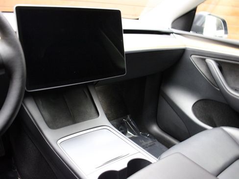 Used 2022 Tesla Model Y Long Range image 41