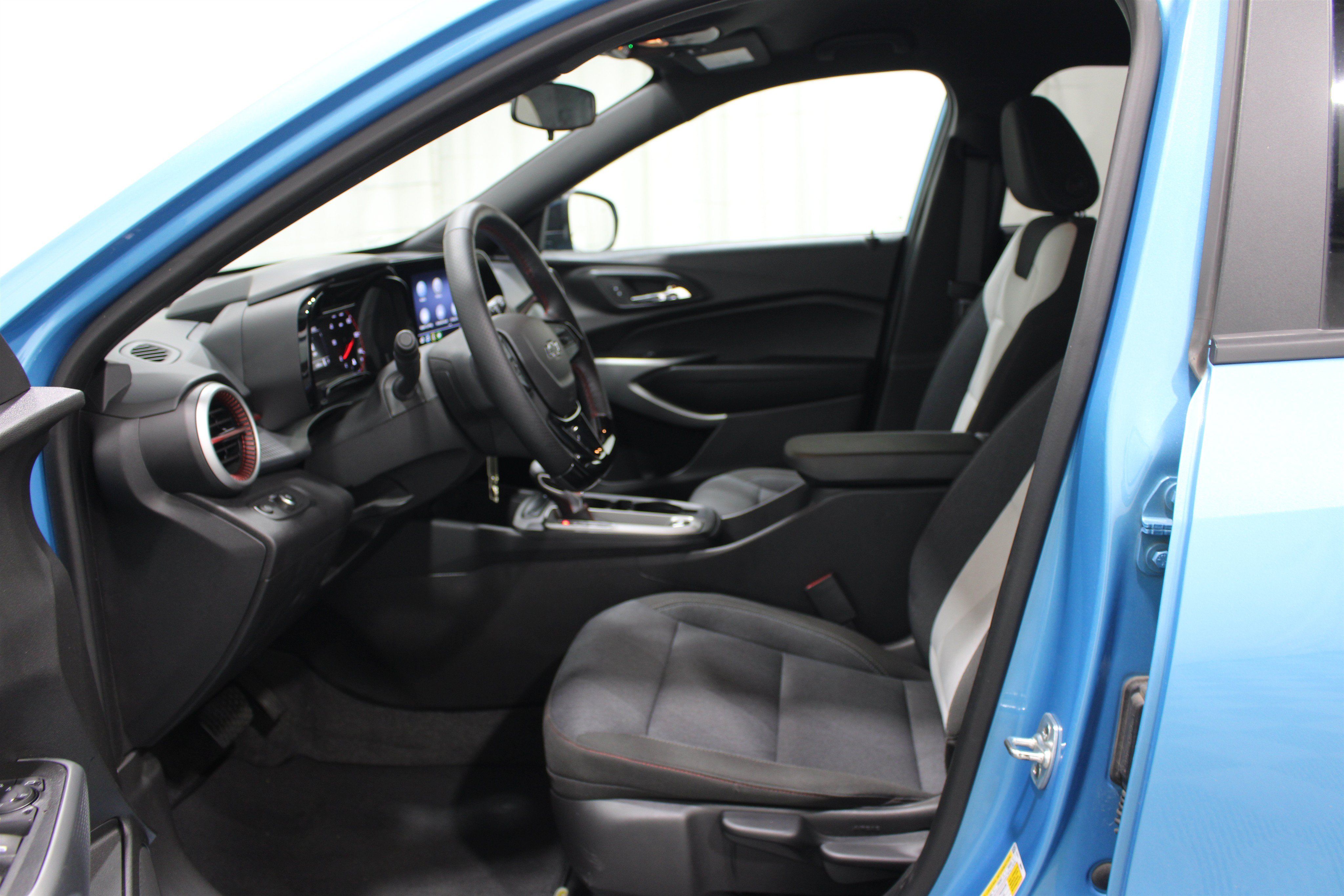 Used 2025 Chevrolet Trax RS w/ Driver Confidence Package FWD image 3